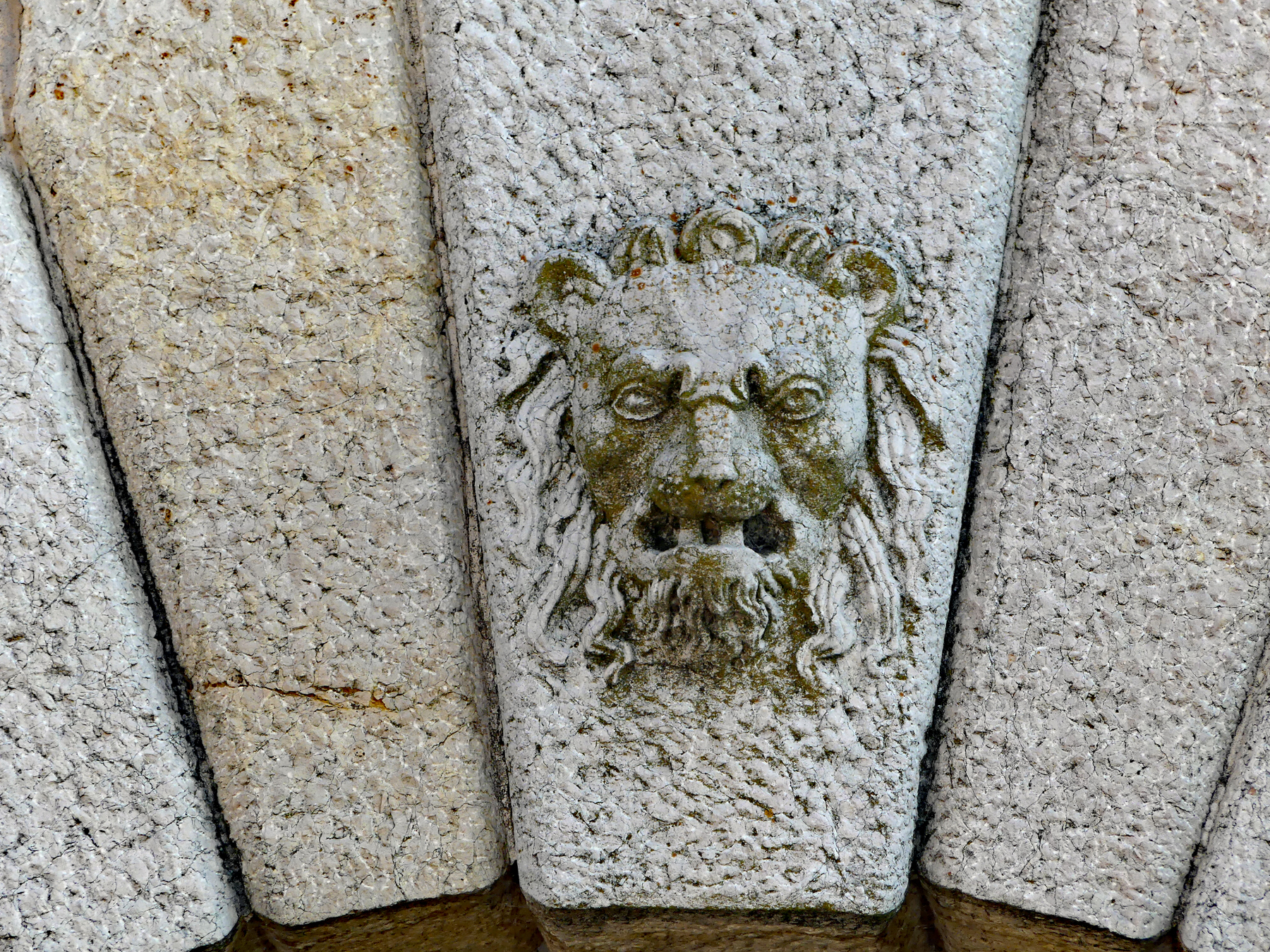 Löwenkopf im Türportal