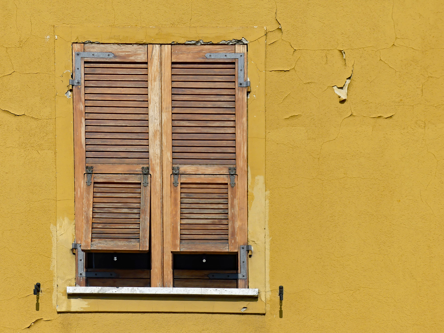 Typisch italienisches Fenster mit Sonnenschutz