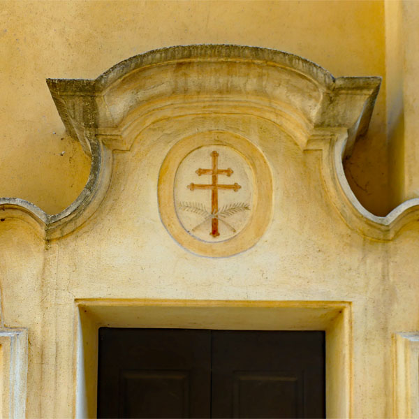 Kirchenportal mit Kreuz