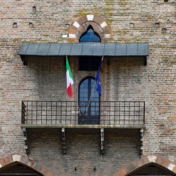 Balkon mit italienischer Flagge und Vordach