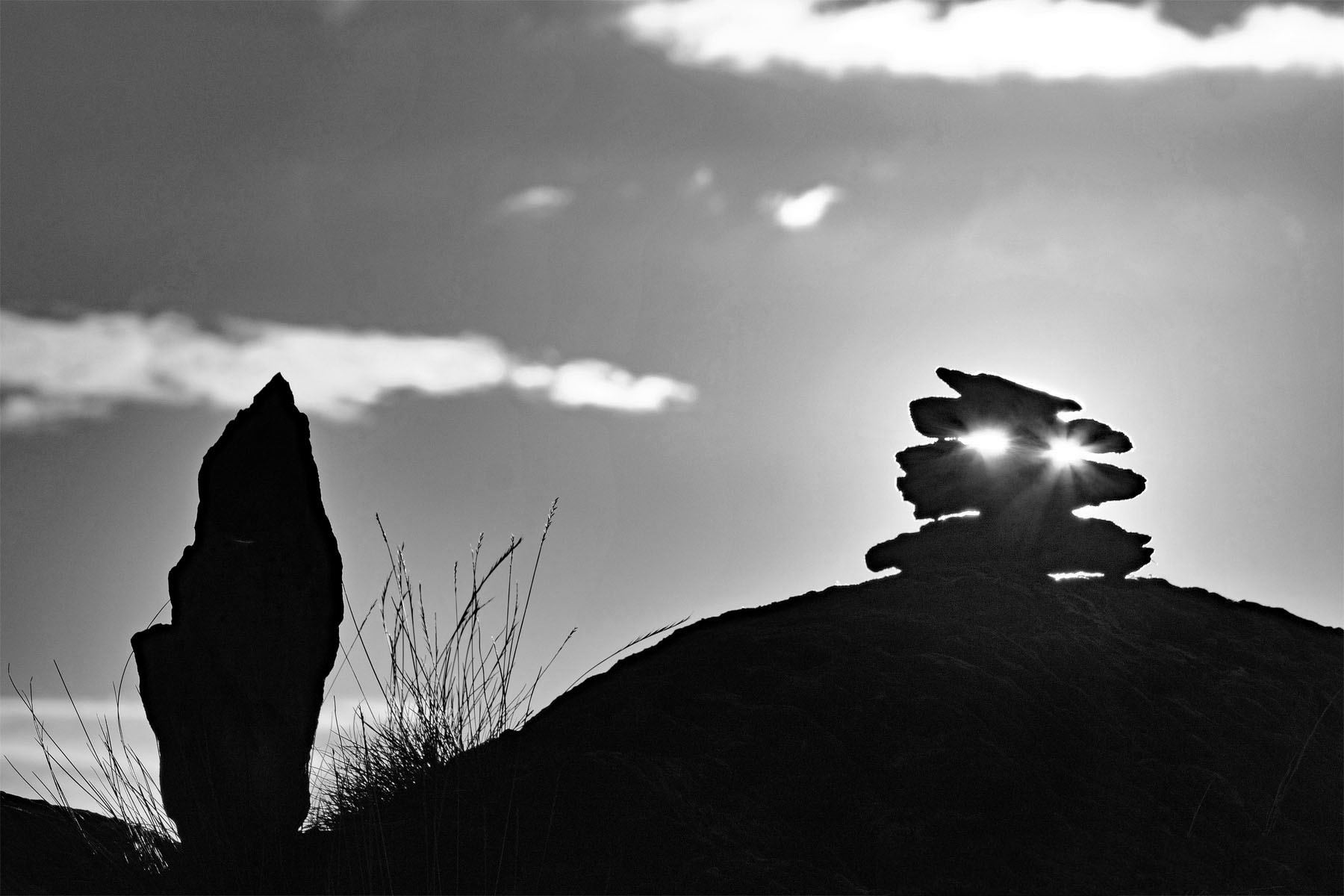 Standing stone und Steinmännchen am Barley Lake
